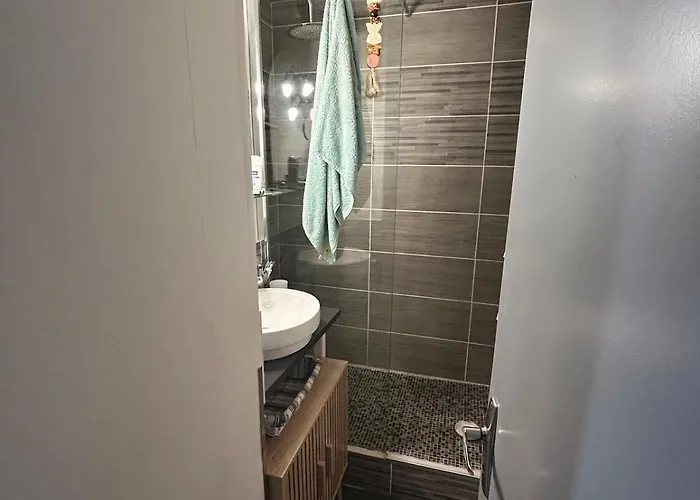 4 Personnes Secteur Falaise Avec Parking * Agde